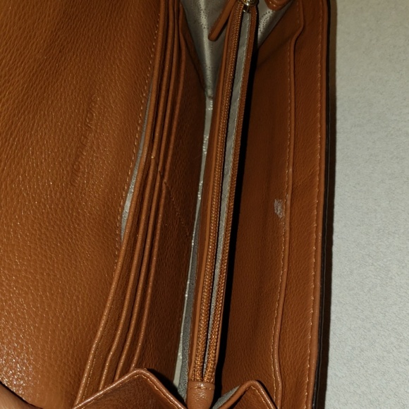 Michael Kors Kempton Tote & Wallet - Picture 7 of 8